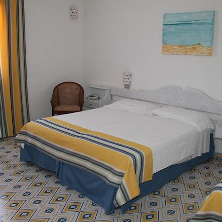 Hotel Tre Botti Байя Сардиния Экстерьер фото
